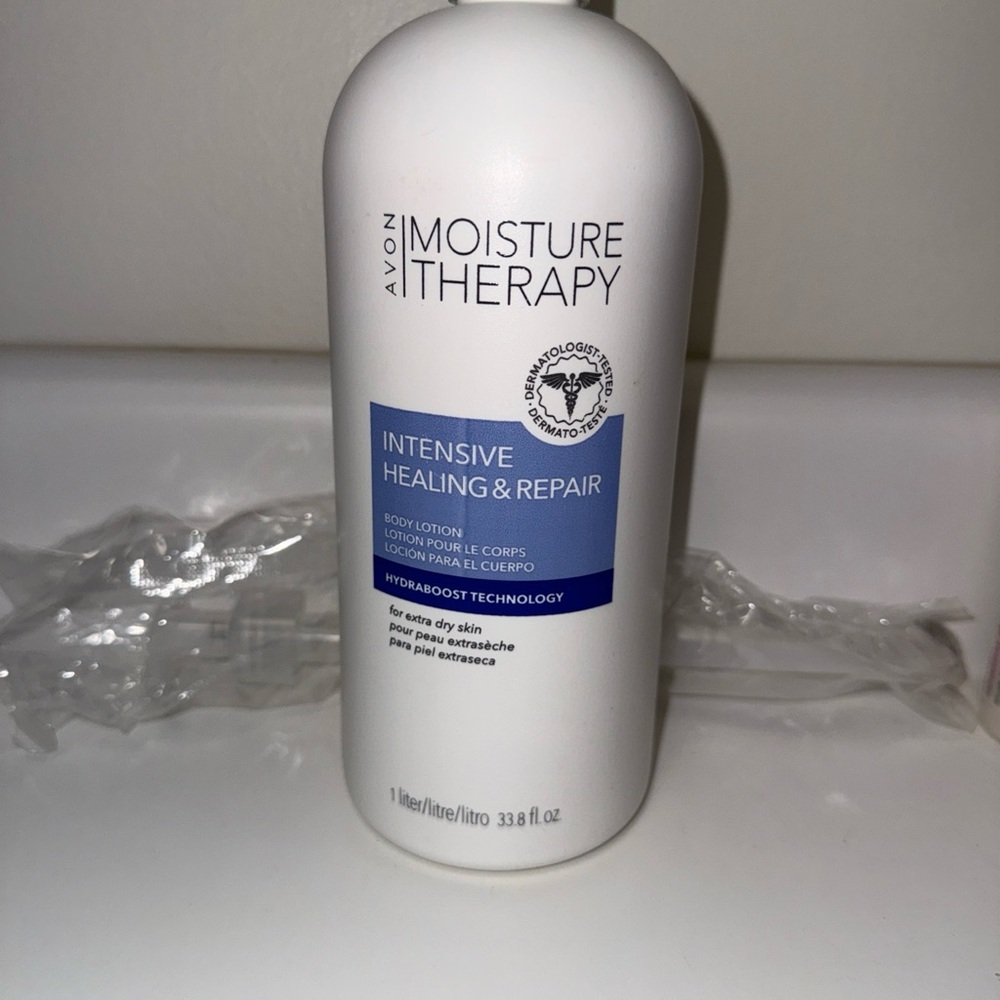 Avon Moisture Therapy Intensive Healing & Repair Lotion - White and Blue